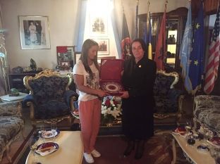 Majlinda merr një dekoratë nga familja Rugova