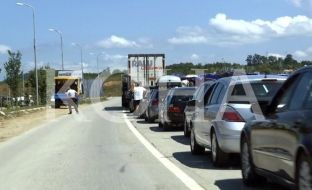 Pritje deri në pesë orë nga mërgimtarët në Merdarë [video]