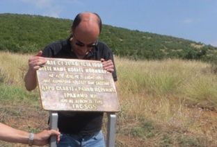 Gazetarë nga Serbia te Rahoveci vënë mbishkrimin për “gazetarët serbë të rrëmbyer në Kosovë”
