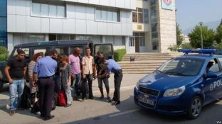 Shqipëria bllokon refugjatët nga Greqia