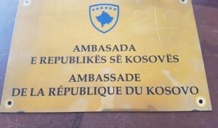 Vandalizohet me grafite serbe mbishkrimi i Ambasadës së Kosovës në Paris