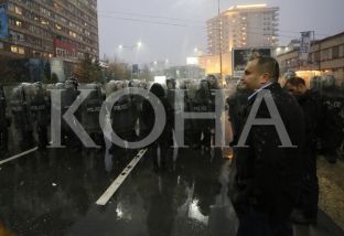 Ahmeti: Koktej-molotovët nëpër protesta s’i organizon Vetëvendosje