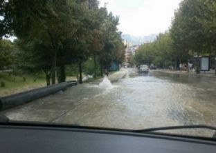 Shpërthejnë tubacionet në Tiranë