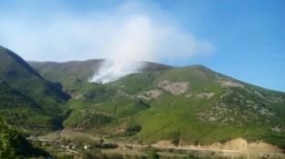Vatrat e zjarrit në Shëngjin vihen nën kontroll, rreziku mbetet