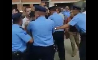 Aktivistët e Vetëvendosjes përleshen me policinë në Mitrovicë, një arrestohet