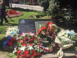 GDK vunë lule në pllakën përkujtimore të Nënë Terezës në Shkup