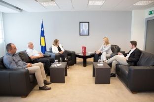 Ministrja Hoxha pret që noterët të zvogëlojnë numrin e lëndëve në gjykata