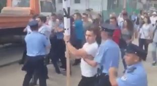 Aktivistë të VV-së e Policia përleshen te shtëpia e Kadri Veselit në Mitrovicë [video]