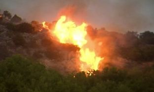 Zgjerohet harta e zjarreve në Shqipëri, flakët përfshijnë edhe Velipojën