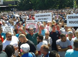 Protestuesit në Pejë: Demarkacioni zhbëhet me protesta