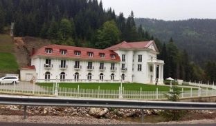 Deputeti Kelmendi shtyn për të mërkurën takimin me liderët politikë në Rugovë