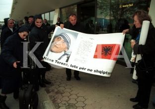 Rrugëtimi i Nënë Terezës drejt jetës fetare [video]