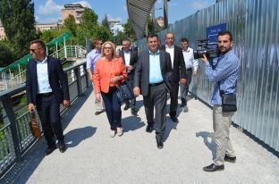 Ministrja Tahiri pi kafe në veri të Mitrovicës, lavdërohet për hapjen e urës pas 17 vjetësh