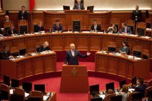 Kuvendi i Shqipërisë miratoi “Vetingun” e diskutueshëm