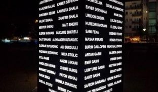 Emrat e fëmijëve të zhdukur ekspozohen në sheshin “Zahir Pajaziti’ të kryeqytetit