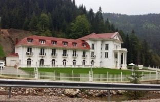 Nesër një orë takim i liderëve në vilën e Ramiz Kelmendit në Rugovë