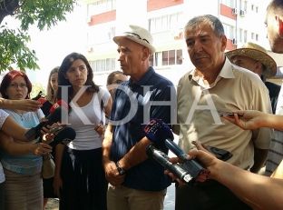 Flasin familjarët e 6 të arrestuarve për sulmin ndaj Kuvendit