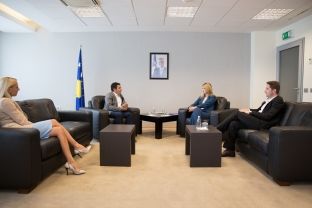 Ministrja e Drejtësisë, në mbrojtje të lirisë së shprehjes dhe punës së mediave