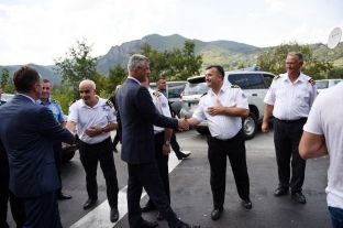 Thaçi vizitoi pikën kufitare në Jarinjë, thotë se normaliteti në veri është rezultat i dialogut