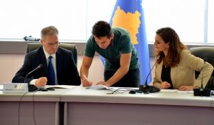 140 studentë të UP-së nënshkruajnë kontratat për punë praktike në Ministrinë e Financave