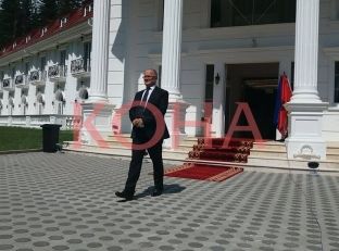 Deputetit Kelmendi nuk i shkuan liderët në Rugovë [video]