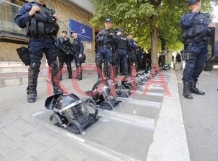 Vazhdon mobilizimi i Policisë, bllokohen rrugët anësore të shesheve