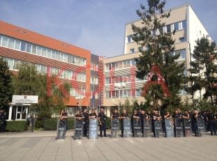 Policia del në shesh, rrethon Qeverinë dhe Kuvendin