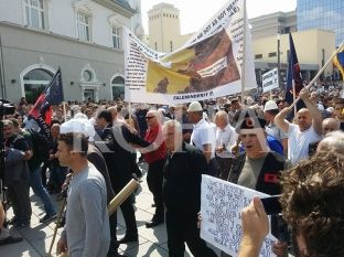 Rritet numri i protestuesve në sheshin “Skënderbe”