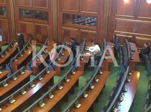 Deputetët fillojnë të hyjnë në sallën e Kuvendit