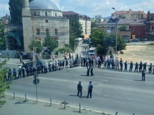 Policia bllokon rrugën “Agim Ramadani”