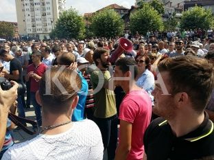 Protestuesit janë grumbulluar te Kuvendi i Prishtinës, numri jo aq i madh
