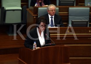 Deputetja Aida Dërguti arrestohet në tualet - iu gjet sprej lotsjellës