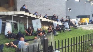 Protestuesit shpërndahen, policët çlodhen