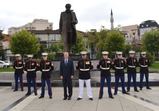 Ambasadori Delawie pozon me marinsa para bustit të Rugovës