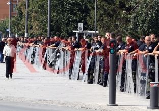 Policia thotë se arrestoi 10 persona, njëri deshi të këpusë kabllot e televizionit