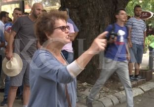 Reagimi i bashkëshortes së asamblistit të arrestuar sot në protestë [video]