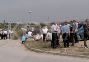  Punëtorët bllokojnë “Ferronikelin”, s’lejojnë eksportin e xehes në Maqedoni [video]