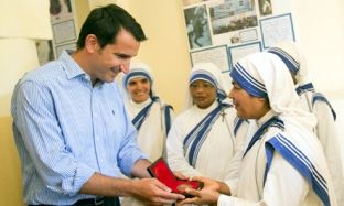 Misioni i “Nënë Terezës” në Shqipëri nderohet me titullin “Simbol i Qytetit të Tiranës”