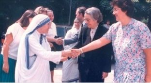 Nexhmije Hoxha ka rrëfyer takimin me Nënën Terezë