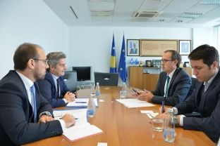 Hoti diskutoi me përfaqësuesin e BEI nevojat për financime të Kosovës