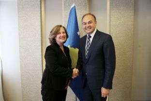 Hoxhaj takoi Zëvendësambasadoren e re të SHBA-së në Kosovë
