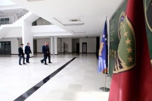  Para takimeve në NATO, Hoxhaj takon ministrin e FSK-së 