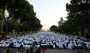 Në Tiranë u bë falja e Bajramit në bulevardin “Dëshmorët e Kombit”