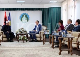 Liderët e VV e të AAK-së urojnë Bajramin e Vogël