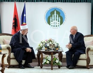 Don Lush Gjergji uron Bajramin e Vogël