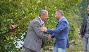  Jevtiq viziton një familje shqiptare në Shtërpcë, kujton pllakën e thyer në Lipjan