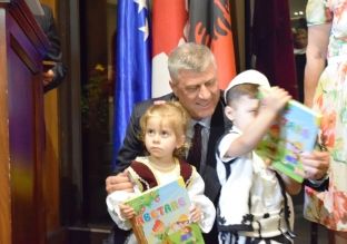 Thaçi shpërndan abetare për filloristët shqiptarë në Kanada