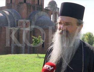 Serbët të vendosur për ta funksionalizuar kishën në kampusin universitar, shteti hesht [video]