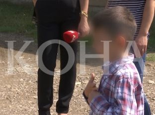 Familja akuzon mësuesen për dhunë, ndalon fëmijën nga shkolla [video]