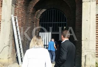 Drejtori i Inspeksionit Ndërtimorë i Prishtinës po vëzhgon punimet në kishën ortodokse [foto]